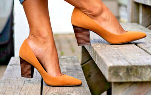 Couture Vintage gold suede pump shoe 8